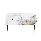 Table à manger moderne en ardoise, plateau en pierre frittée motif Pandora et pieds en métal.